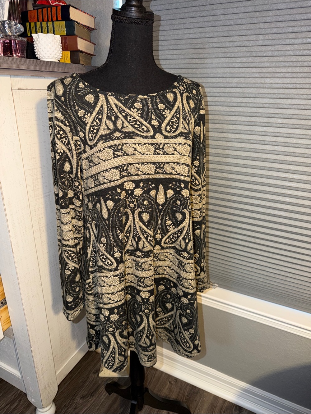 Black & Cream Paisley Long Sleeve Tunic size medium